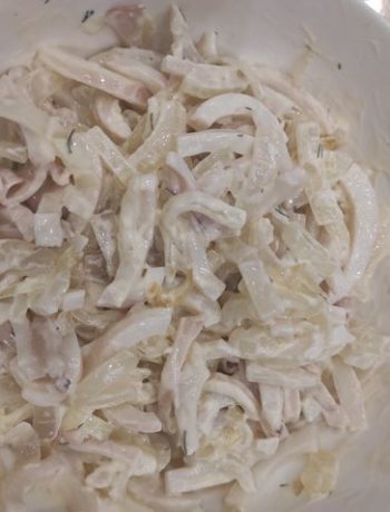 Салат «Морской» с кальмарами и репчатым луком – пошаговый рецепт
