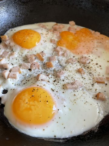 Сытная яичница с копченой колбасой на завтрак – пошаговый рецепт