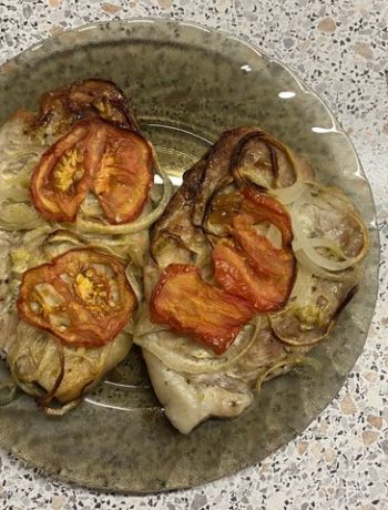 Запеченное мясо с луком и помидором – пошаговый рецепт