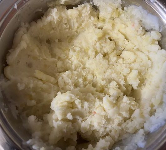 Воздушное картофельное пюре с молоком и сушеный чесноком – пошаговый рецепт