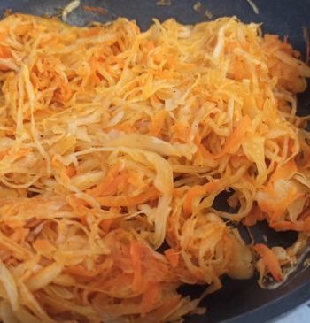 Сочная капуста с томатной пастой на сковороде – пошаговый рецепт
