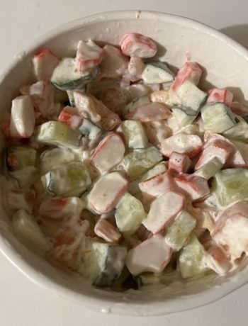 Овощной салат с крабовыми палочками и соусом «Цезарь» – пошаговый рецепт