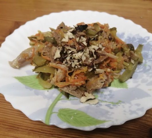 Салат «Изыск» со свининой и грецким орехом – пошаговый рецепт