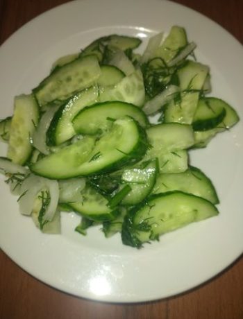 Быстрый огуречный салат с луком и зеленью – пошаговый рецепт