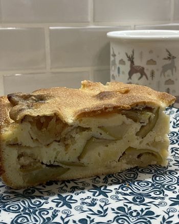 Румяная яблочная шарлотка с корицей – пошаговый рецепт