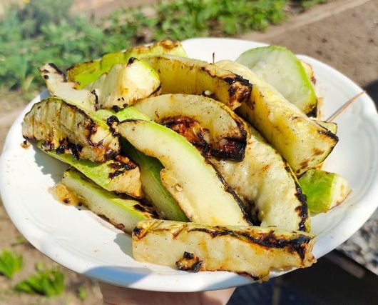 Кабачки с чесноком запеченные на мангале – пошаговый рецепт