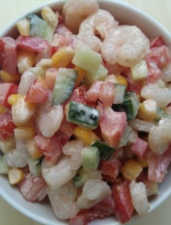 Пикантный салат со сладкой кукурузой и креветками – пошаговый рецепт