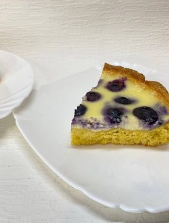 Открытый пирог с нежной сметанной заливкой и ягодами голубики – пошаговый рецепт