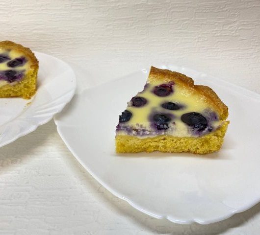 Открытый пирог с нежной сметанной заливкой и ягодами голубики – пошаговый рецепт