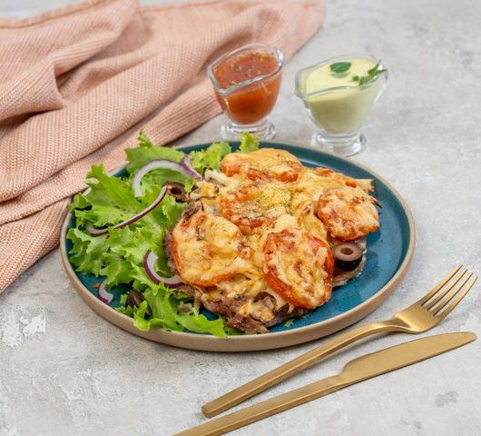 Мясо по-французски с сыром и помидорами в духовке – пошаговый рецепт