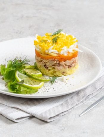 Классический салат «Мимоза» с консервированной горбушей – пошаговый рецепт