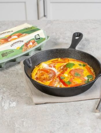 Жареные яйца с помидорами и болгарским перцем – пошаговый рецепт