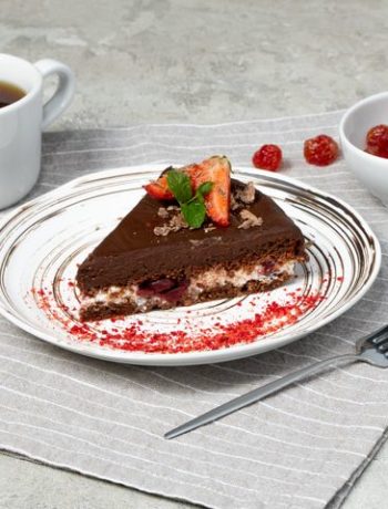 Шоколадный ПП-торт с вишней – пошаговый рецепт
