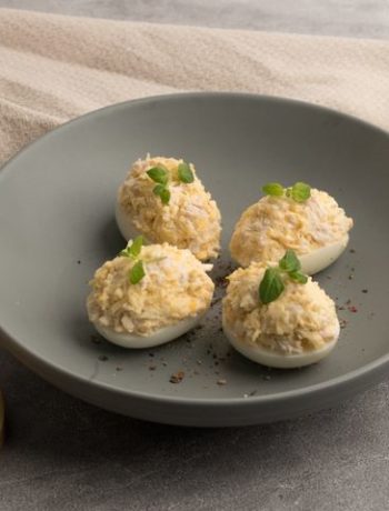 Фаршированные яйца с курицей и сыром – пошаговый рецепт