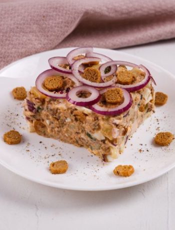 Салат с консервированной сельдью и сухариками – пошаговый рецепт