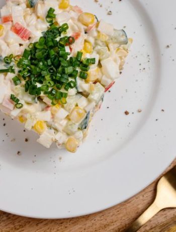 Салат с рыбными палочками и кукурузой – пошаговый рецепт