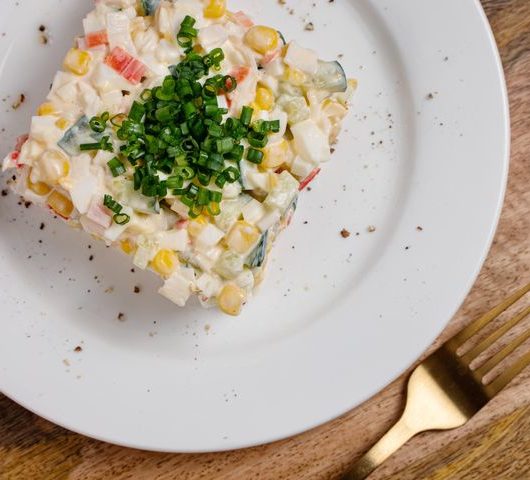 Салат с рыбными палочками и кукурузой – пошаговый рецепт