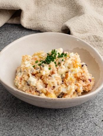 Салат с рыбой холодного копчения и рисом – пошаговый рецепт