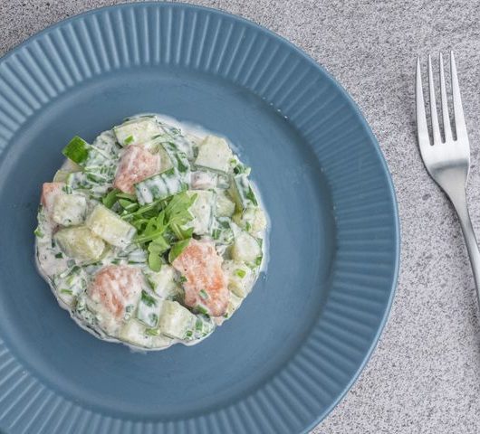 Салат из огурцов с красной рыбой – пошаговый рецепт