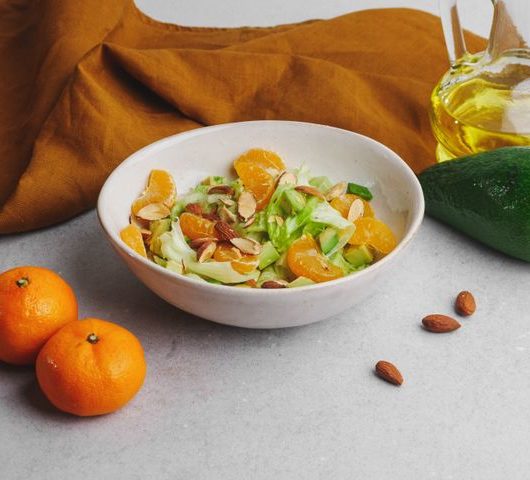 Авокадо с мандаринами и миндалем – пошаговый рецепт