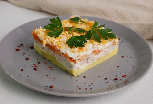 Простой и вкусный салат с рыбной консервой