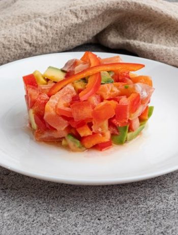 Салат с авокадо и копченой рыбой – пошаговый рецепт