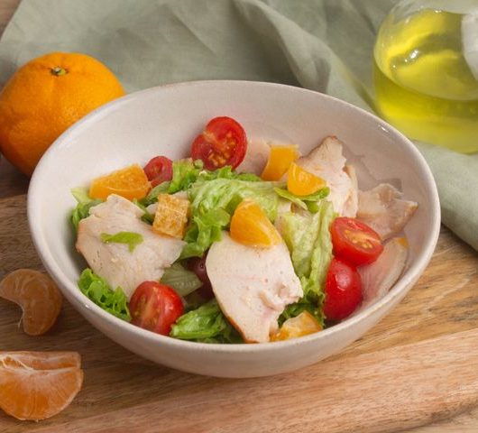 Свежий салат с копченой курицей и мандаринами – пошаговый рецепт