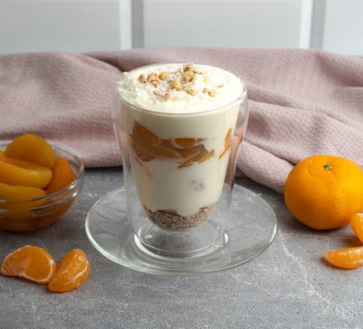 Сметанный десерт с консервированными абрикосами и мандарином – пошаговый рецепт