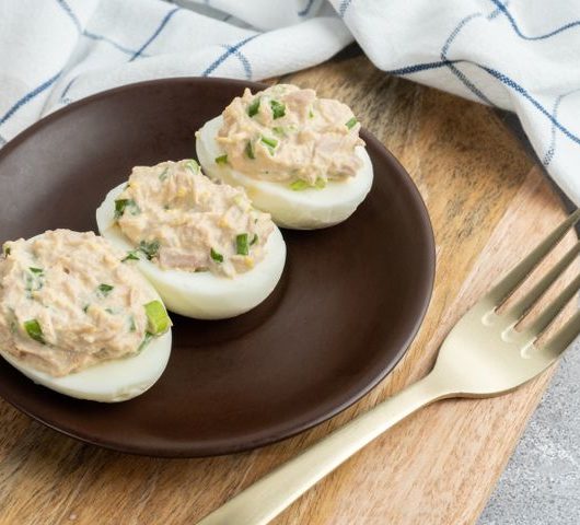 Фаршированные яйца с консервированным тунцом и зеленым луком – пошаговый рецепт