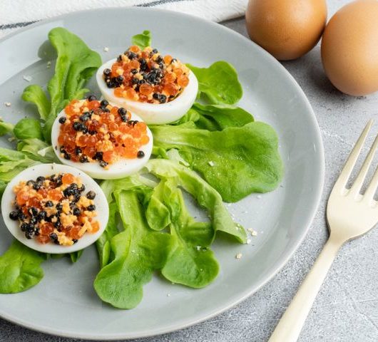 Фаршированные яйца красной и черной икрой – пошаговый рецепт