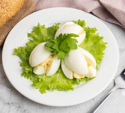 Фаршированные яйца «Тюльпаны» с плавленым сыром и чесноком – пошаговый рецепт