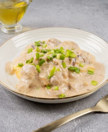 Картофельное пюре со свининой в сметанном соусе – пошаговый рецепт