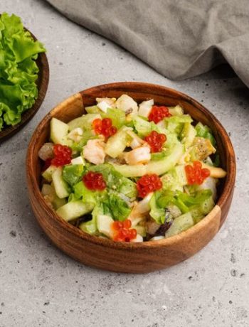 Салат «Царский» с морепродуктами и огурцом – пошаговый рецепт