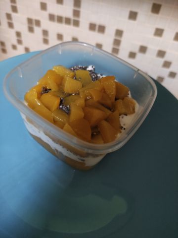 Творожный десерт с консервированным персиком и семенами чиа