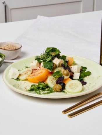 Салат из помидоров с сулугуни с оливками и зеленью – пошаговый рецепт