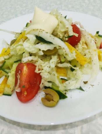 Фитнес-салат с яичным блинчиком – пошаговый рецепт