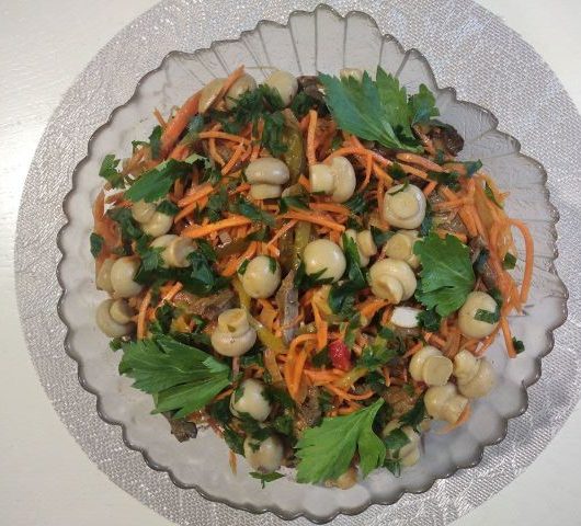 Легкий салат с морковью по-корейски и маринованными шампиньонами – пошаговый рецепт