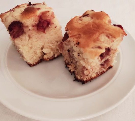 Пирог с клубникой на кефире – пошаговый рецепт