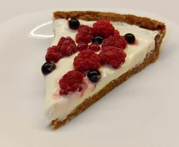 Открытый пирог с ягодами и сметаной на нежном песочном тесте – пошаговый рецепт