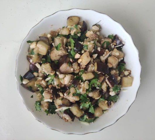 Закуска из баклажанов с арахисом и чесноком – пошаговый рецепт