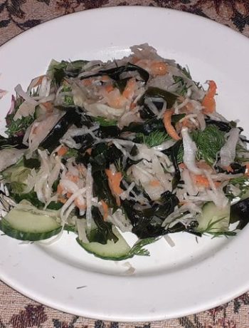 Витаминный салат из квашеной капусты