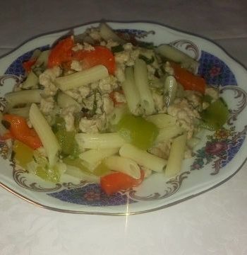 Макароны с фаршем индейки и овощами