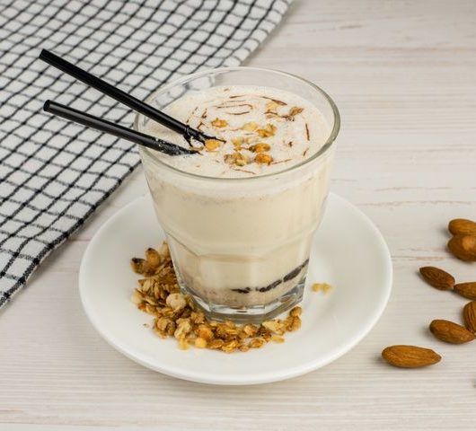 Молочный коктейль с топленым молоком и орехами – пошаговый рецепт