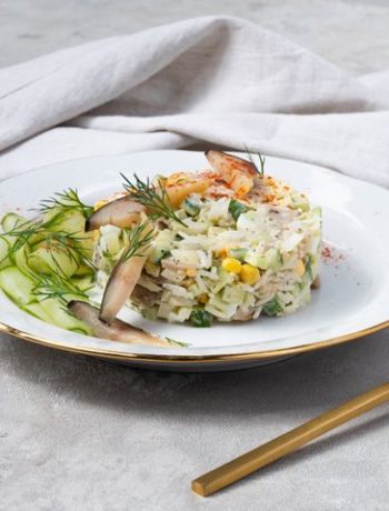 Салат с кукурузой и копченой скумбрией – пошаговый рецепт