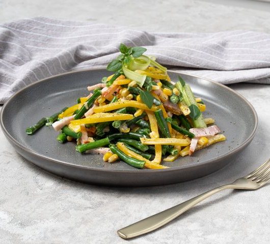 Салат с кукурузой и копченой свининой – пошаговый рецепт