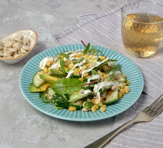 Салат с кукурузой и семгой – пошаговый рецепт