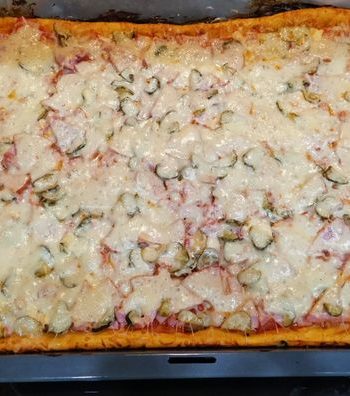 Пицца домашняя с ветчиной и огурцами – пошаговый рецепт