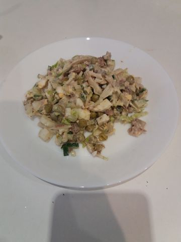 Легкий полезный салат с тунцом