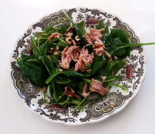 Быстрый салат с тунцом и грецким орехом – пошаговый рецепт