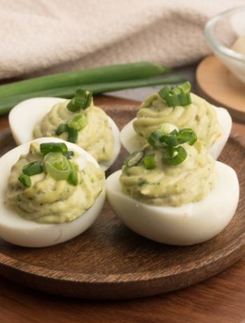 Фаршированные яйца авокадо и зеленым луком – пошаговый рецепт